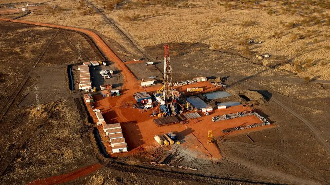 美国步步紧逼，死对头终于有动作！跟中国谈起了生意！