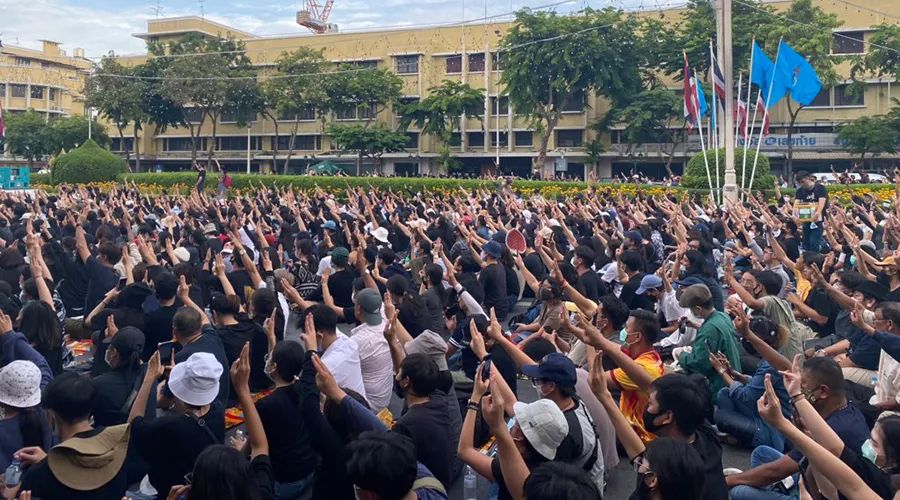 泰国抗议者将矛头对准了王室，国王地位终于迎来了变革压力！