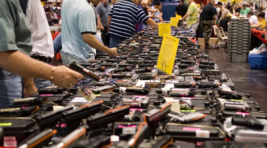 骚乱引发武器抢购潮，3个月多买300万支，美国禁枪可能吗？