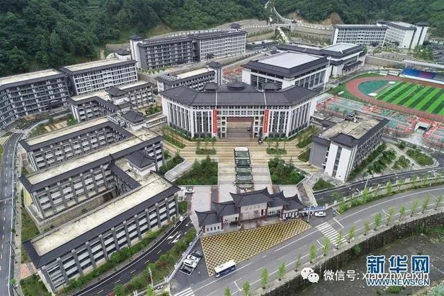 贫困县的豪华中学：恶的不是建，而是拆！