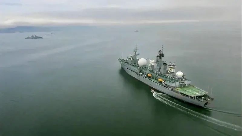 美国肆无忌惮地挑衅，俄罗斯采取攻势战略，中国该如何应对？