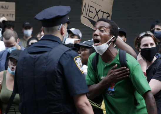 美国种族冲突再升级的背后，他们在狂笑！