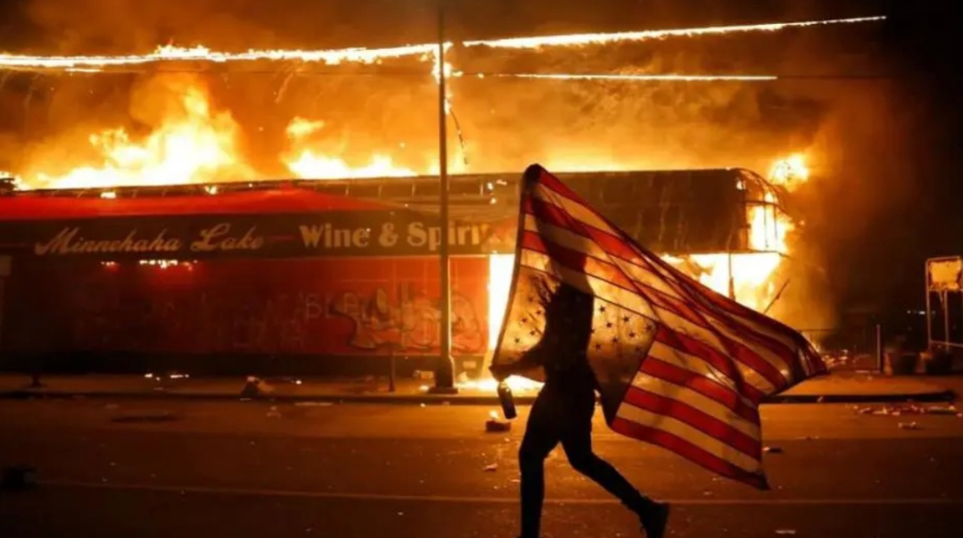 一个叫纳粹的幽灵徘徊在美国上空，在美华人要警惕了！