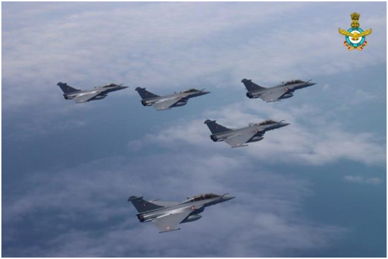 战争一步之遥？印度借口解放军“陈兵5万”，正加紧向边境增兵！