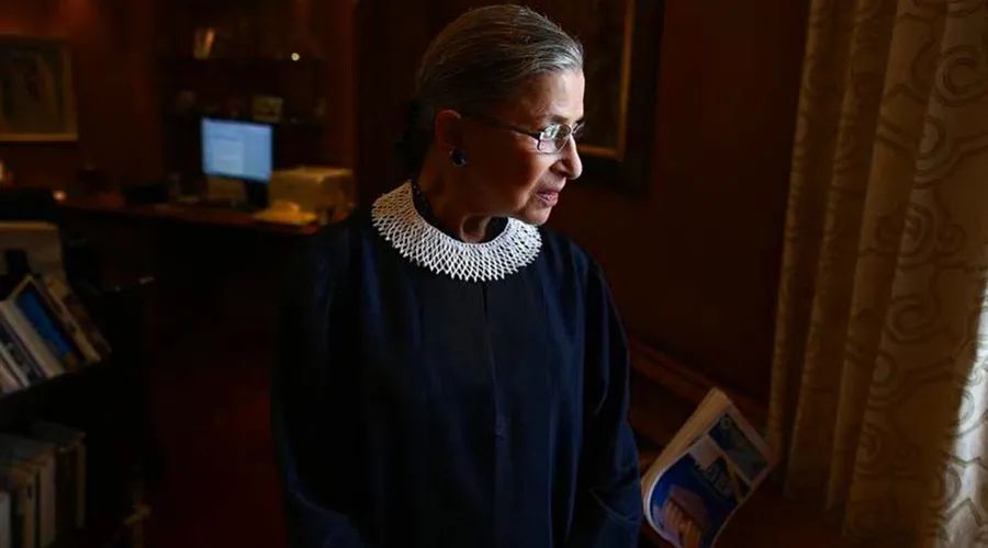 美国最高法院大法官金斯伯格尸骨未寒……