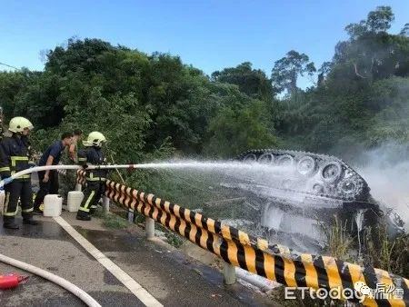 心疼：“台军”古董坦克勇战电线杆，一死一伤！