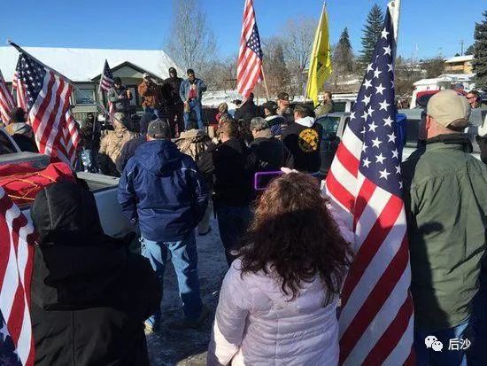 美国民兵企图绑架州长，特朗普为何火上烧油？