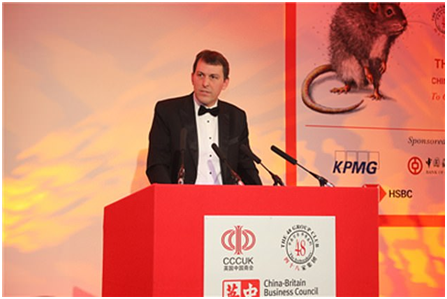 英国这是向中国磕头？