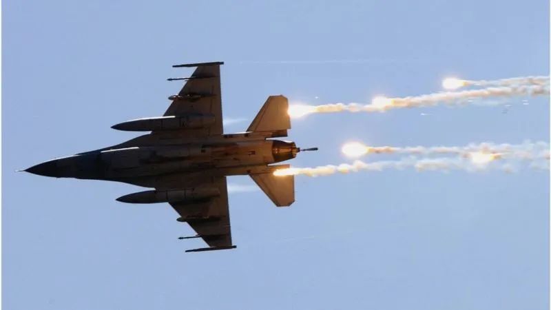 美国对台海做了一个更危险的动作！