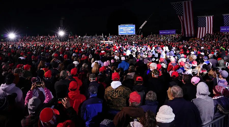 总统大选还有一天，美国人却在等待两场战争！