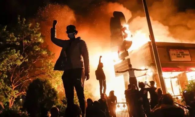 美国人这几天忙着上门板，一场打砸抢烧要来啦！