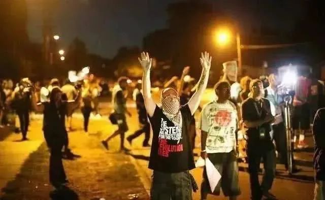 撕裂加剧，暴力升级！美国内部，必有一战……