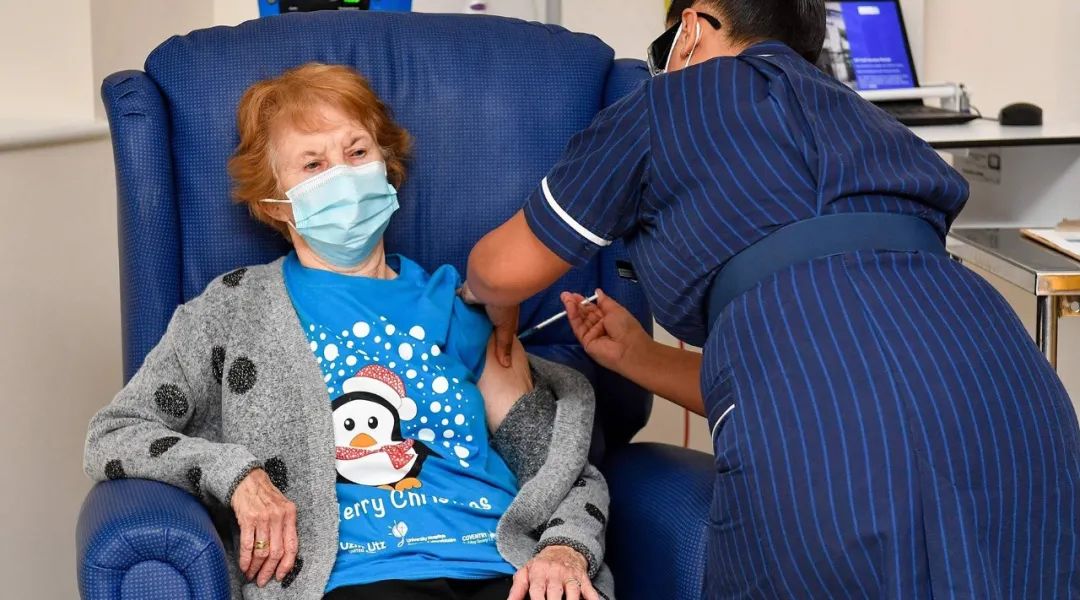 被迫大规模接种新冠疫苗，英国人吃了自由主义的亏却不知悔改！