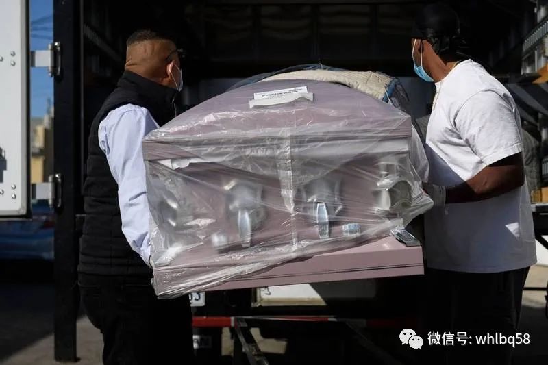 新年第一天，美国洛杉矶新冠死亡人数激增导致殡仪馆拒收，悲伤家属痛不欲生！
