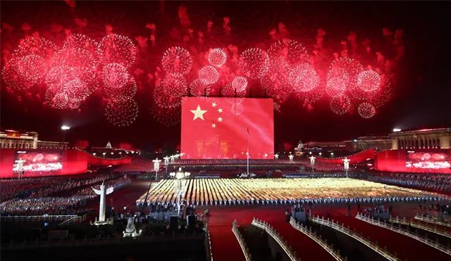 100万亿！中国突破历史，美国防线正在全面瓦解...