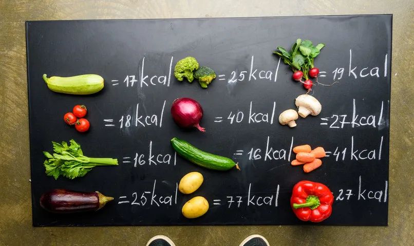 “低脂”和“低碳水”饮食，哪个更利于减轻体重？