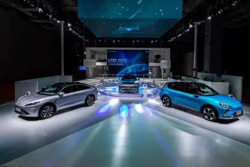 华为与特斯拉迎面碰撞，这一次华为能打败美国特斯拉吗？