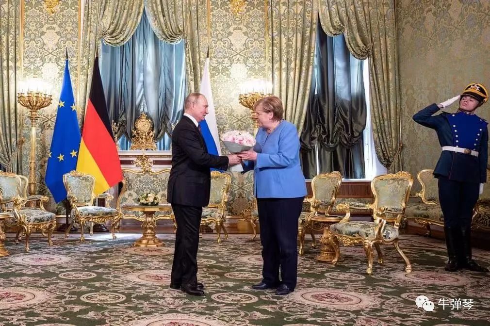 普京满面笑容，给她献上了一大束鲜花！