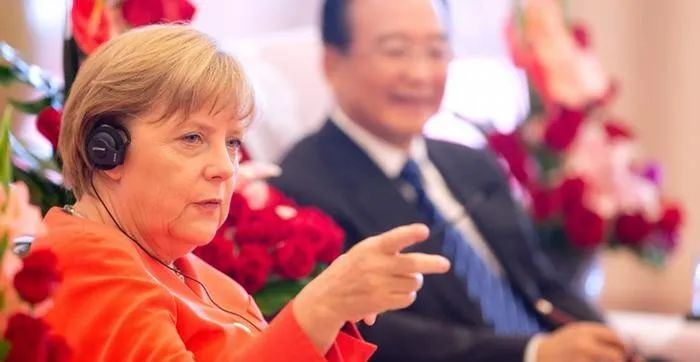 再见，默克尔！有谁记得她曾亲手把中德关系拽到冰点？