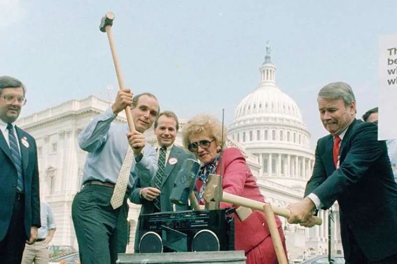 小国困境：企业被锁死！