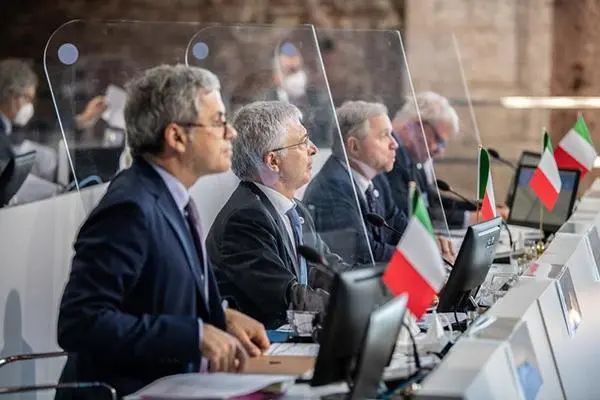 发达国家扔出的两个“质子”：完美锁死发展中国家的工业化之路！