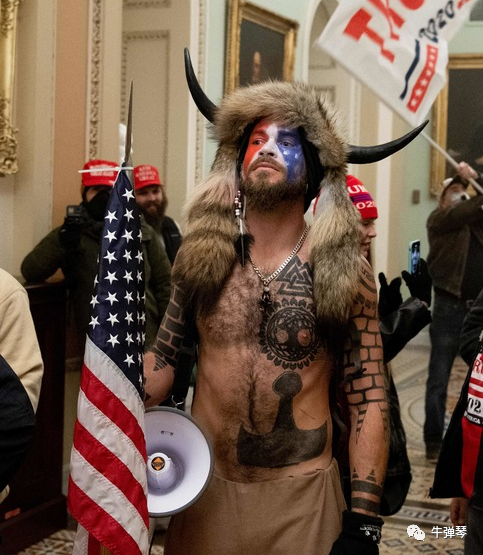 特朗普麻烦大了，这个美国风云人物被重判入狱了！