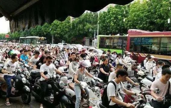 不能禁止百姓雨天打伞！
