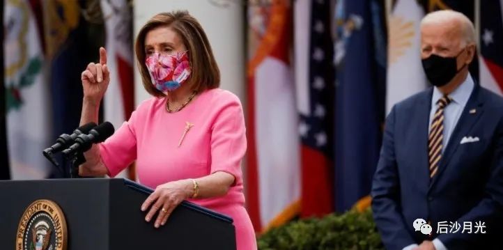 戴着中国口罩抵制中国商品，美国政客太难了！