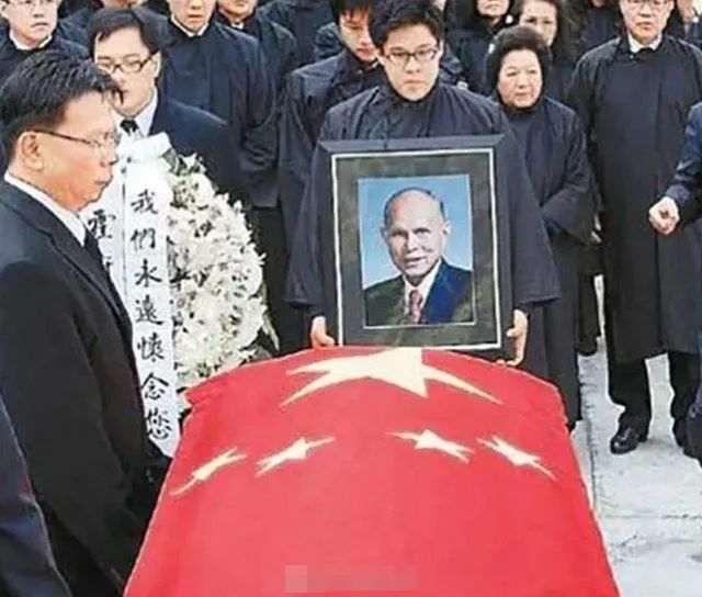 作为资本家，霍英东的灵柩凭什么可以覆盖国旗？