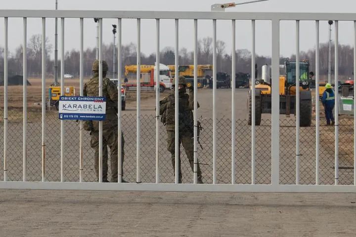 隔岸拱火！美国从这里向乌克兰输送武器！