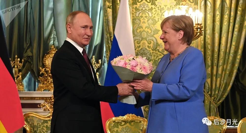 不是默克尔有多出色，而是同行们的衬托！