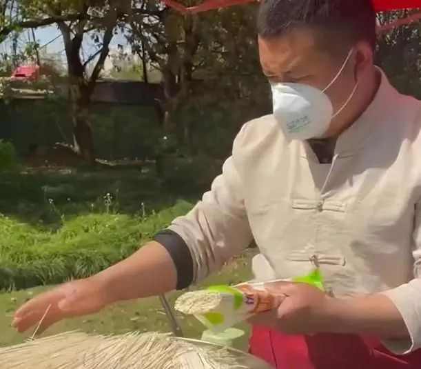 他感动了我们所有人，却不得不含泪离开了上海！