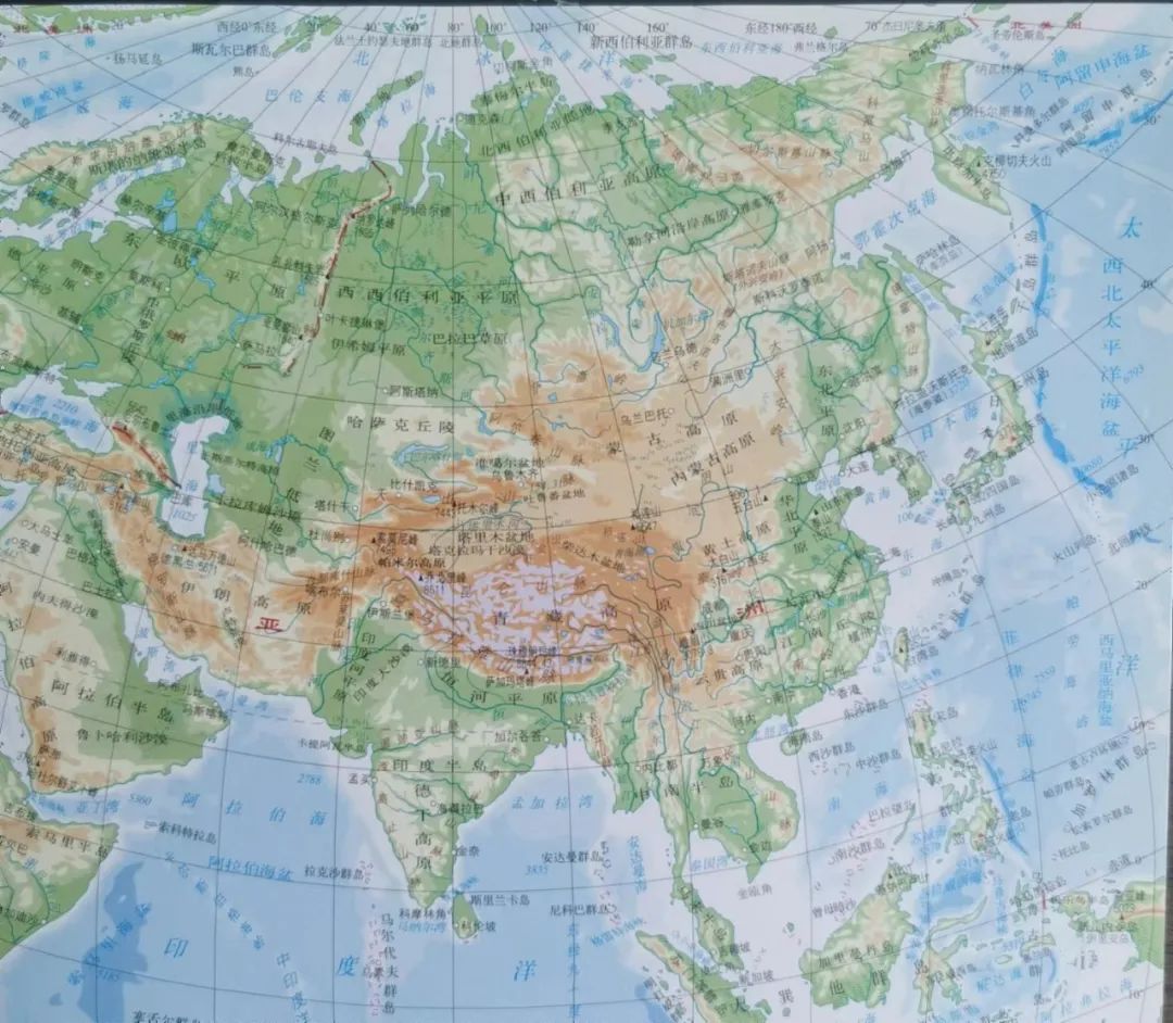 美国步步紧逼，中国所面临的形势到底有多严峻？中国要举什么旗帜前进？