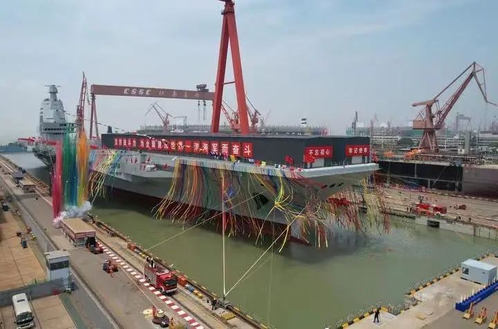 福建舰来了，大国重器！今晚可以喝点酒了！