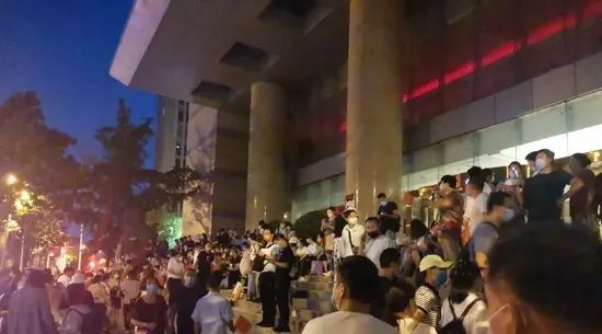 河南村镇银行事件应加快处置，特殊时期谁也不能挖中国社会稳定的墙角！