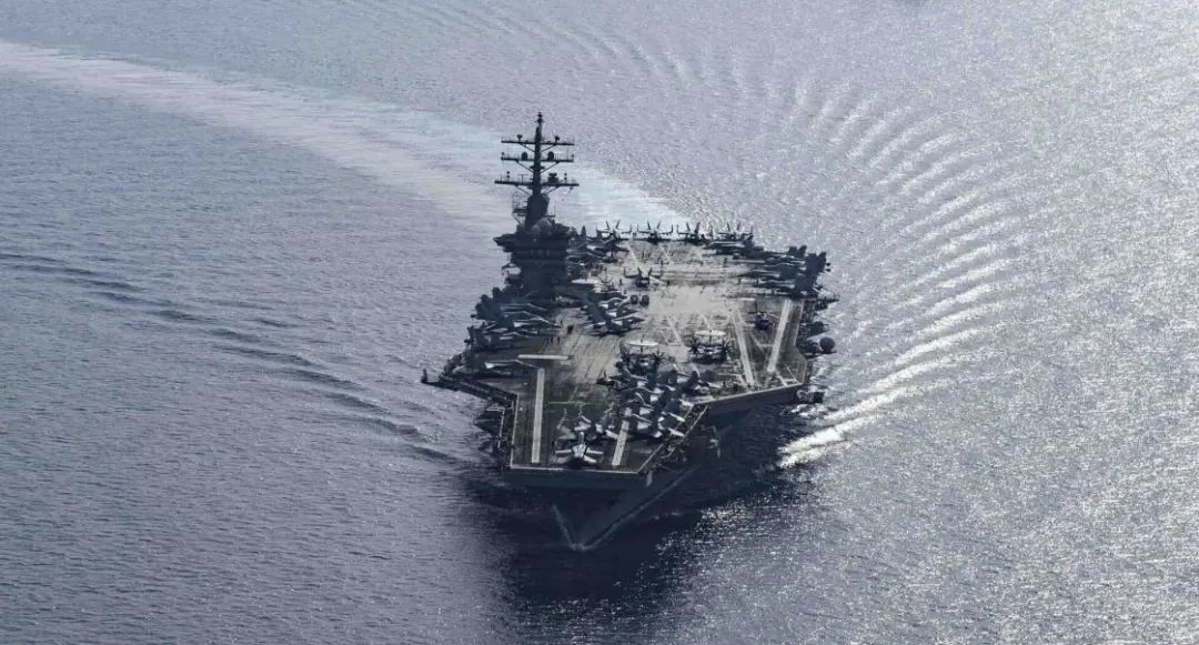 美国的航母，第三次被胡塞武装炸中了！