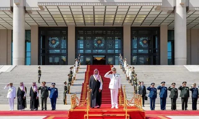 沙特历史性转向东方，石油美元这回真的凉凉了！