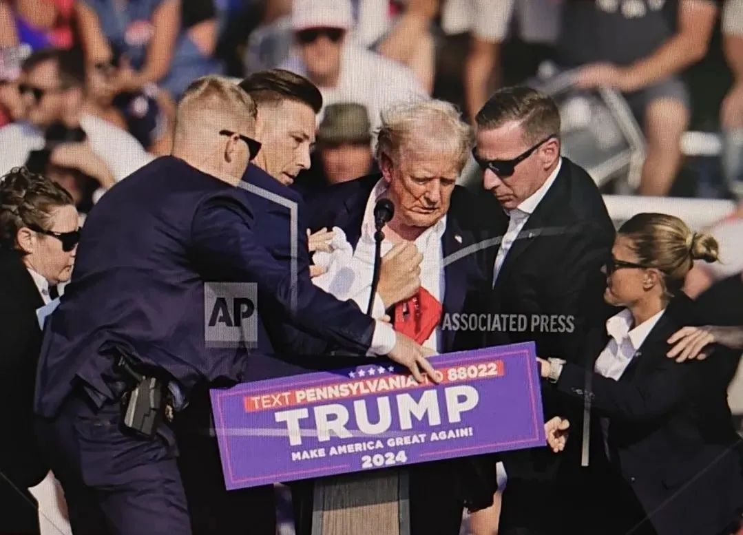 特朗普逃过一死！