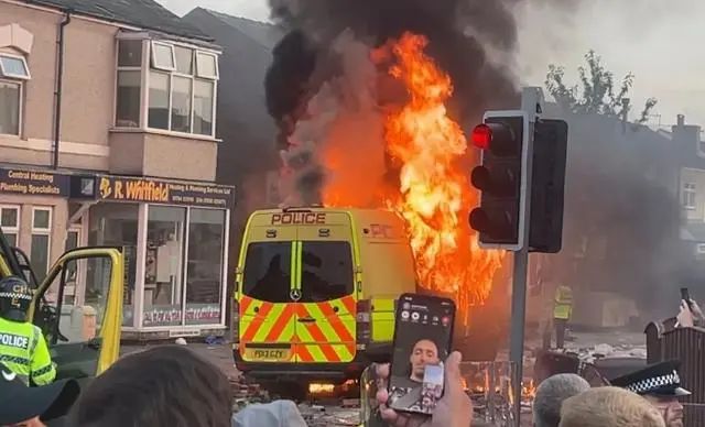 英国大乱，首相府被扔燃烧瓶！