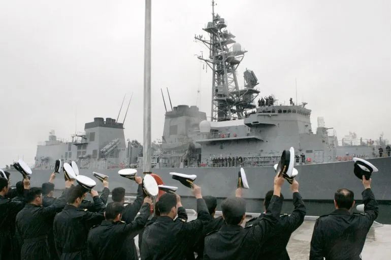 日本军舰首次过航台海，中方直接警告“要安分守己”！