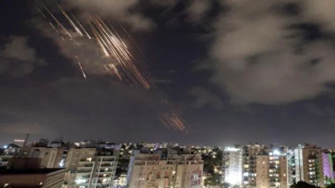 伊朗导弹群袭击以色列！