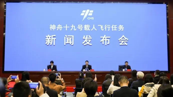 定了！中方官宣登月任务，航天员就位！