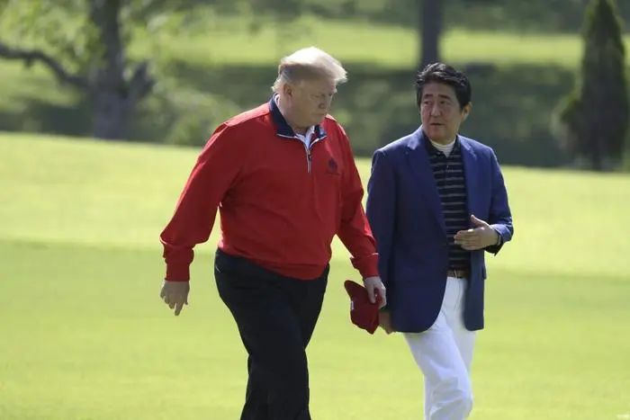 事实证明，打高尔夫不如米莱的经济奇迹更有效果！