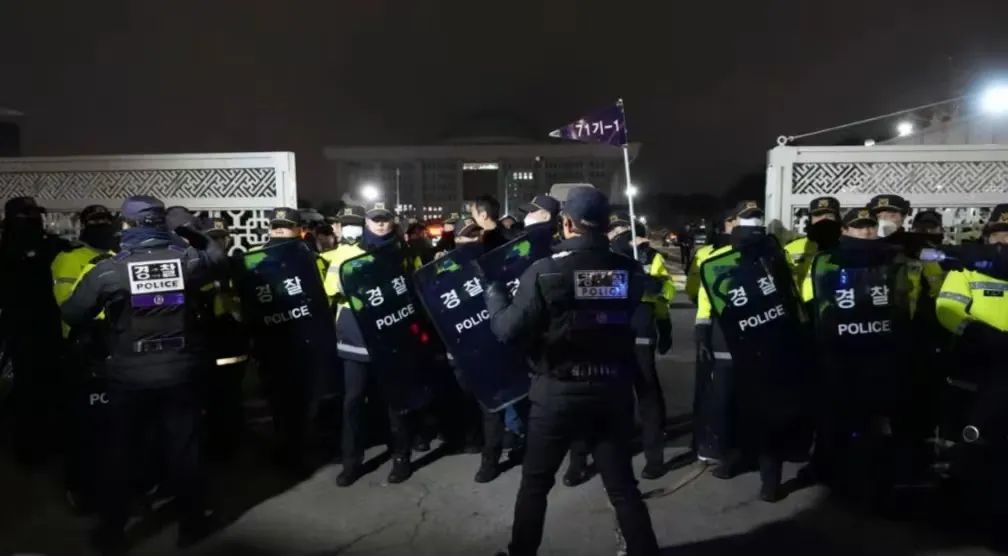 尹锡悦“政变”真实原因——韩国已经快被美国给薅秃了！