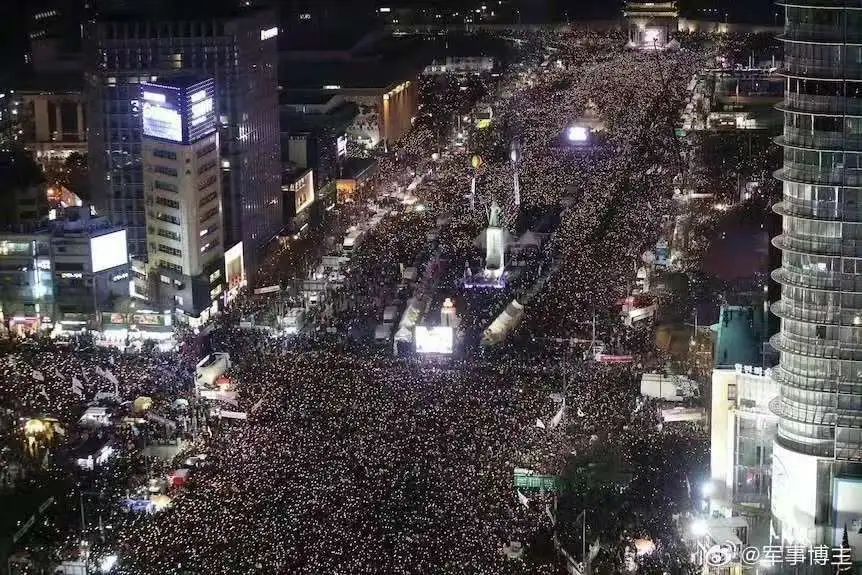 韩国完了，尹锡悦会非常惨！留给李在明的锅太重太重，现在只有一条路可走了！