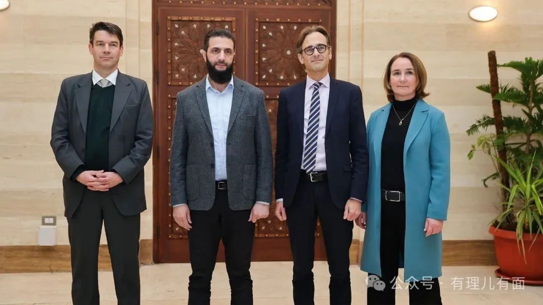 他终于当上了美国的跟班！