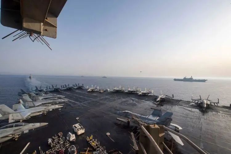 美军F-18坠入红海，胡塞真是赢麻了！