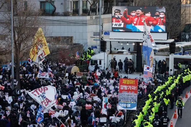 韩国总统府外，“护驾大军”狂欢，真拿尹锡悦没办法了？