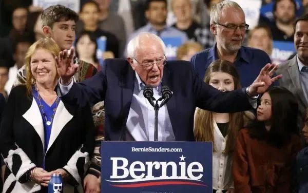 美国的极左与极右为何突然统一战线？