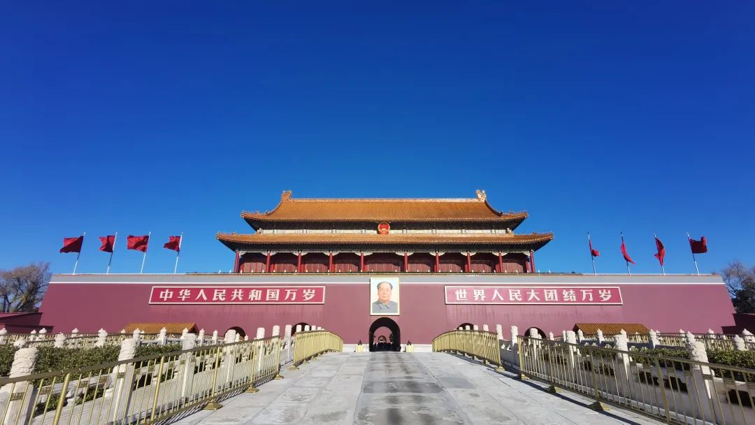 世界人民大团结万岁！